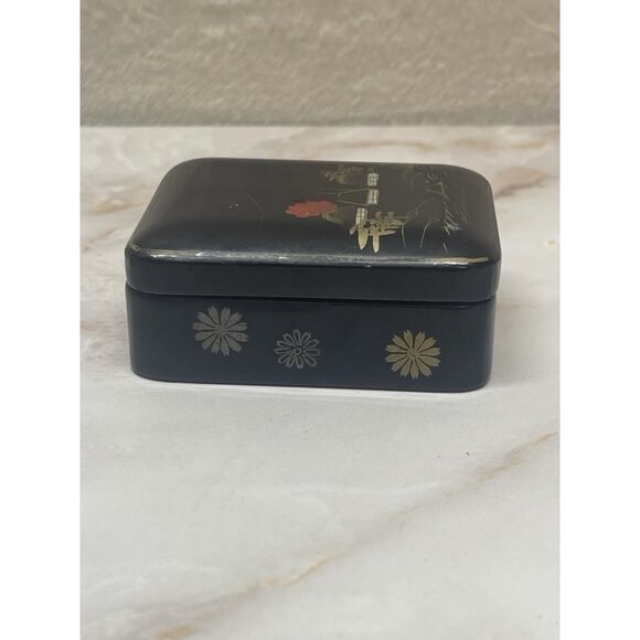 Small Vintage Japanese Black Lacquer Trinket Box - Picture 3 of 12